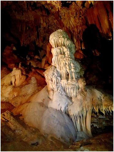 Foto 5 – Uma das grandes estalagmites presentes na gruta (Foto: Samuel Lopes)